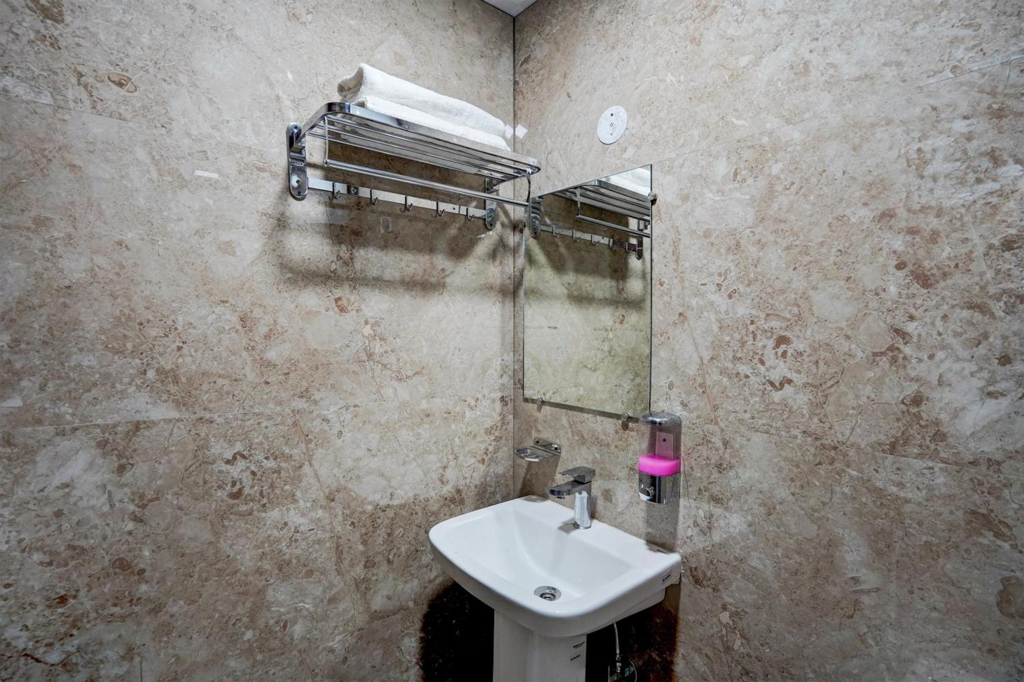Hotel O R.N Residency Hotel Ghaziabad Exteriör bild
